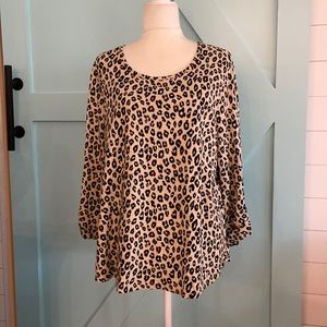 🌺 EUC Chico’s Leopard print Blouse with cuffed 3/4 sleeves.